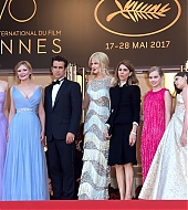 totallyelle-2017-05-24-thebeguiled-premiere-cannes-224.jpg