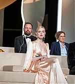 totally_elle_cannes_openingceremony_19_onstage__37.jpg