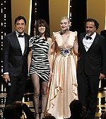 totally_elle_cannes_openingceremony_19_onstage__40.jpg