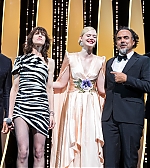 totally_elle_cannes_openingceremony_19_onstage__60.jpg