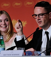 totally-elle-2016-neon-demon-cannes-conference-026.jpg